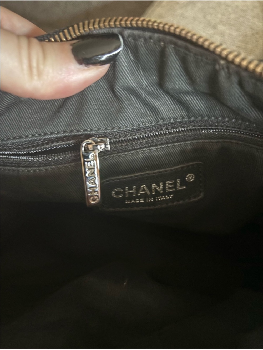 Chanel Lambskin skin with embossed lettering - Picture 5 of 11